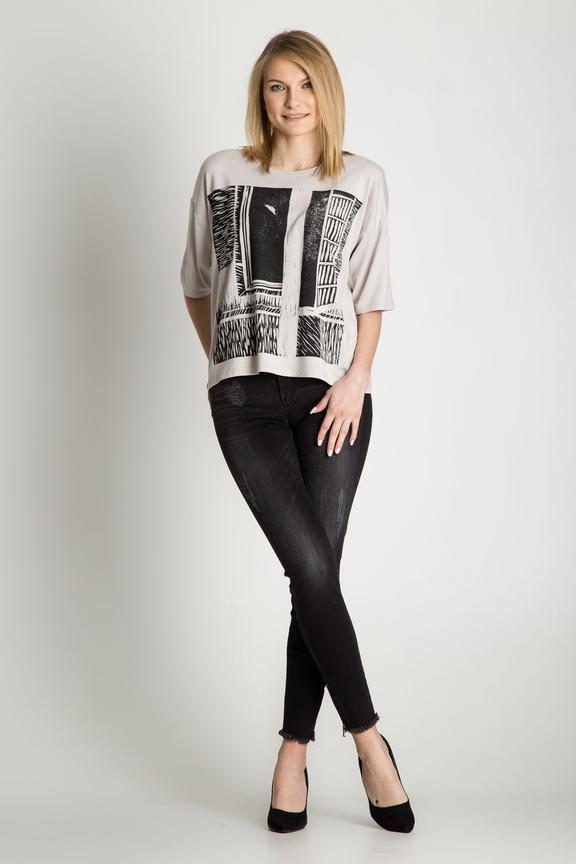 Beżowy t-shirt z nadrukiem i półokrągłym dekoltem