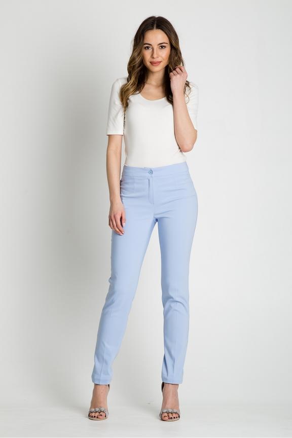 Błękitne spodnie w kant