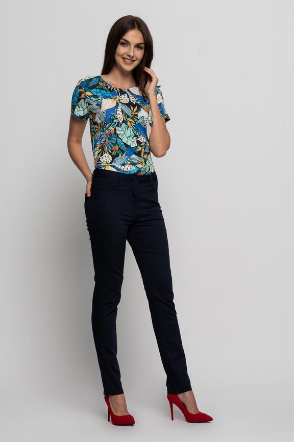 Dopasowane spodnie z kieszeniami zapinane na guzik i suwak