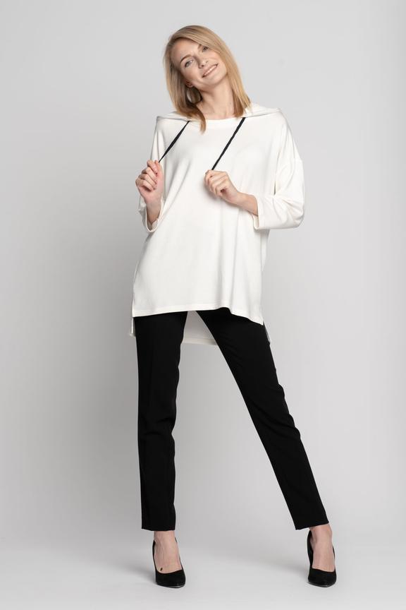 Luźna bluza w kolorze ecru z kapturem