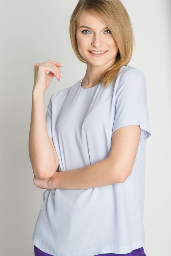 Błękitna pudełkowa bluzka z łezką z tyłu