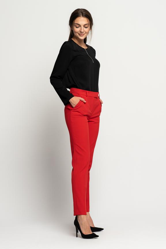 Czerwone spodnie w kant