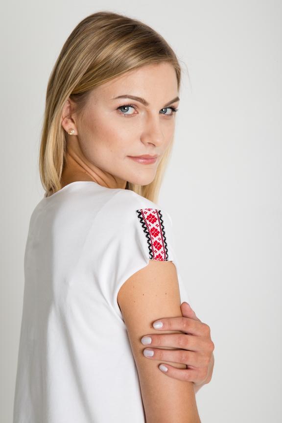 Biały t-shirt z ozdobnymi taśmami na rękawach