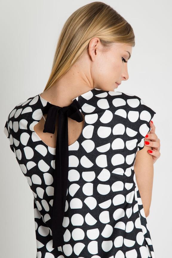 Czarno-biała sukienka w geometryczne wzory