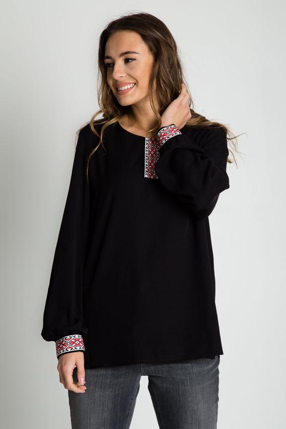 Czarna bluzka z ozdobną taśmą przy dekolcie