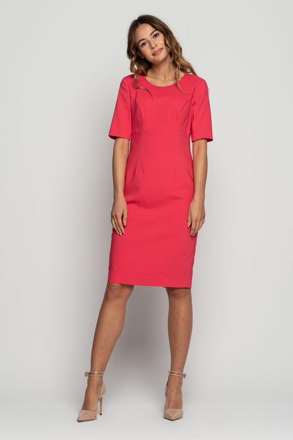 Prosta dopasowana różowa sukienka