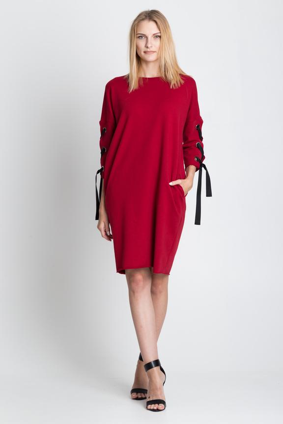 Dresowa sukienka typu nietoperz z czarnymi wstawkami na rękawach