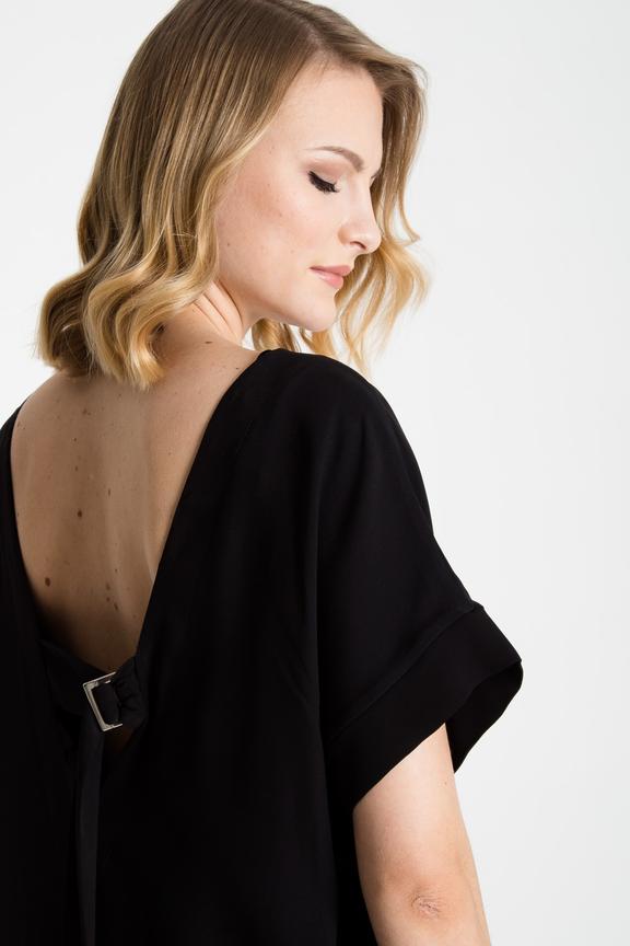 Czarna sukienka do połowy łydki