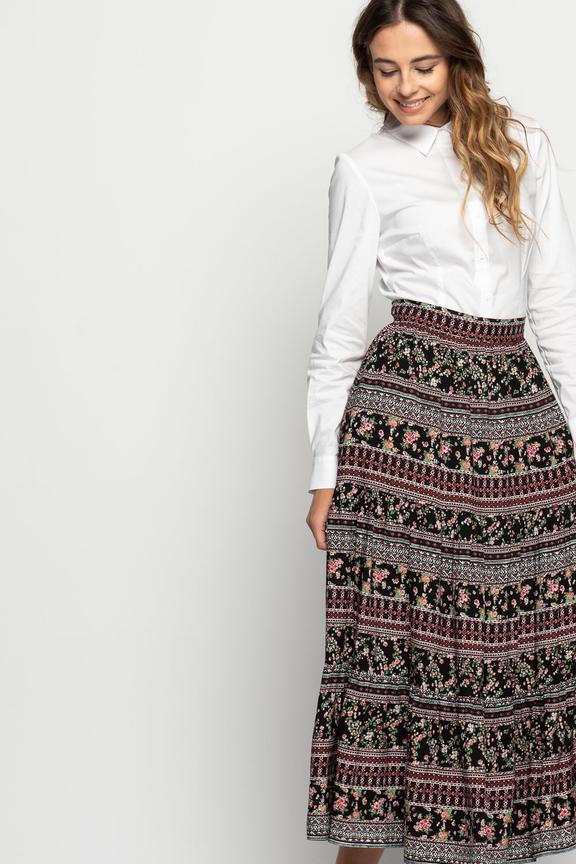 Długa wzorzysta spódnica
