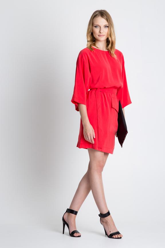 Luźna koralowa sukienka z paskiem w talii