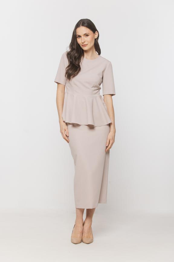 Beżowa bluzka z baskinką podkreślającą talię