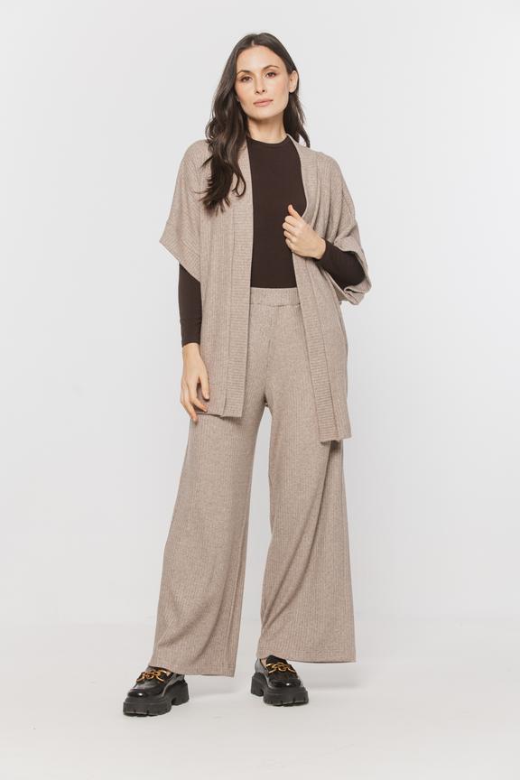 Beżowa luźna narzutka z dzianiny sweterkowej