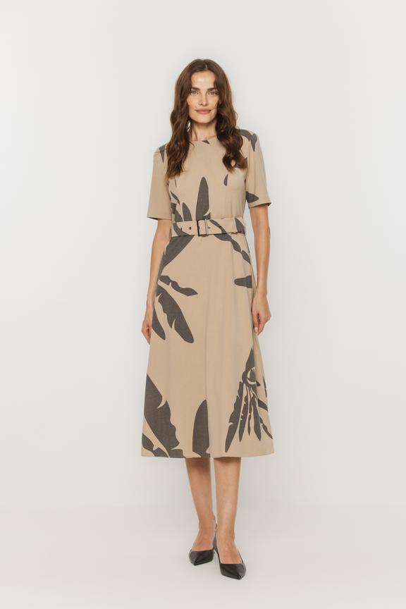 Beżowa sukienka z grafitowym wzorem i paskiem w talii
