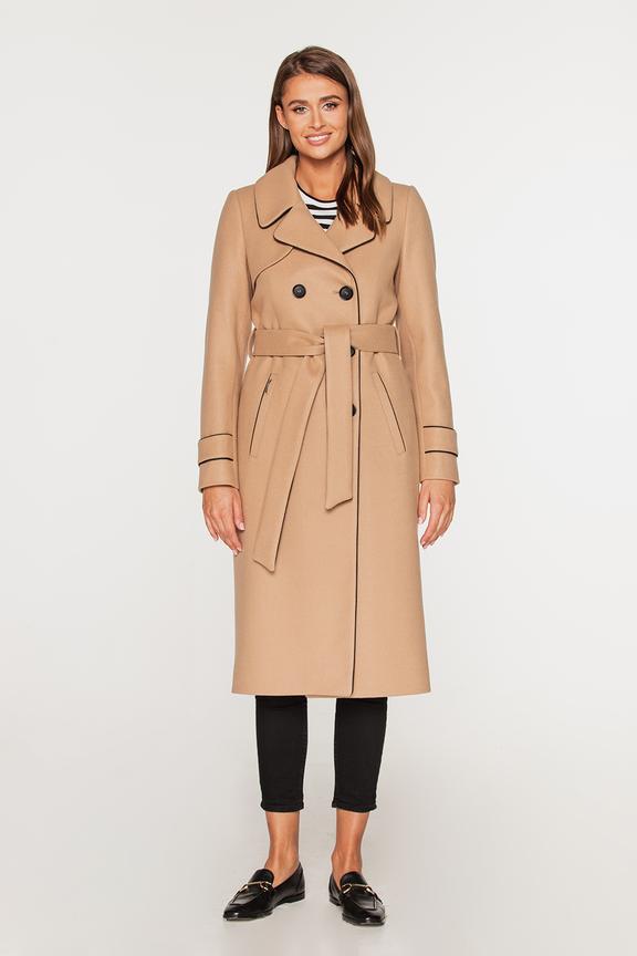 Beżowy płaszcz z dużym kołnierzem