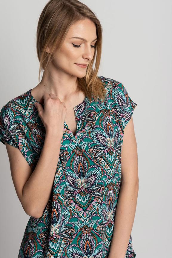 Bluzka z pęknięciem przy dekolcie oraz rozporkami po bokach