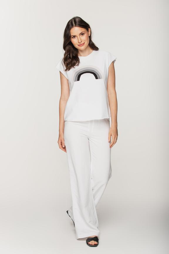 Biała bluzka z surowym wykończeniem