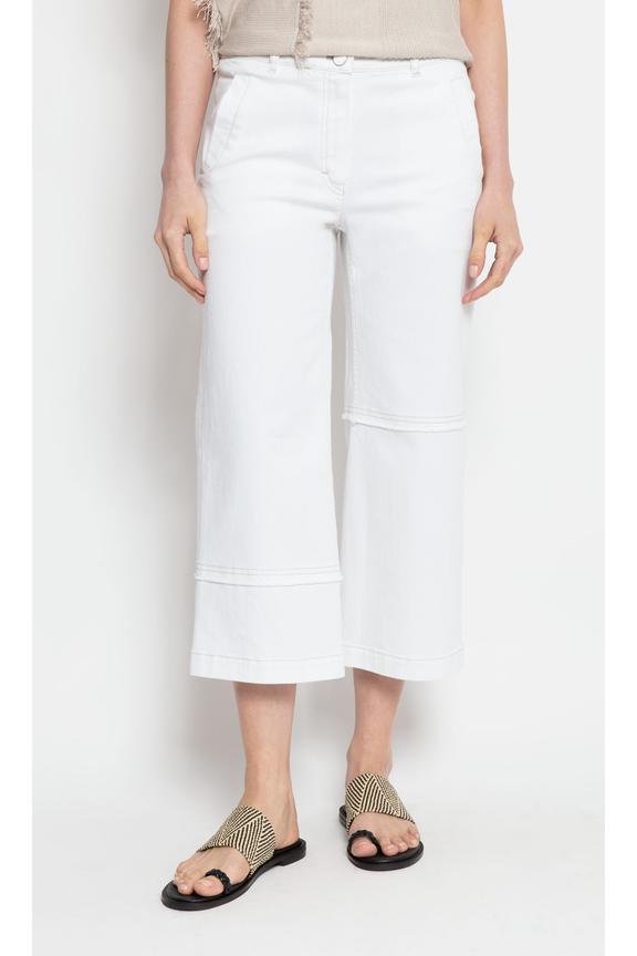 Białe jeansy z nogawką 3/4