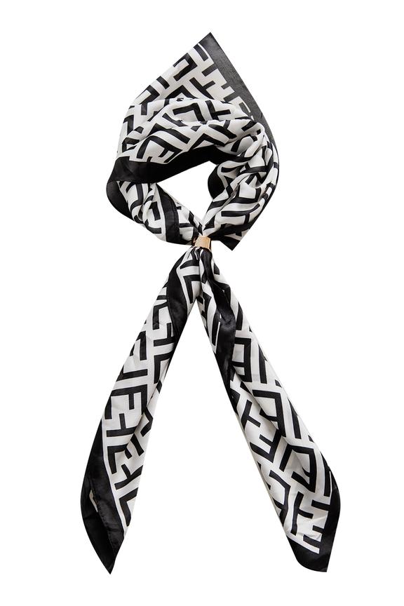 Biało-czarna satynowa apaszka ze złotą obrączką