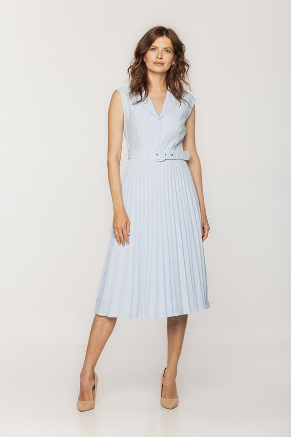 Błękitna plisowana sukienka z paskiem i kołnierzykiem