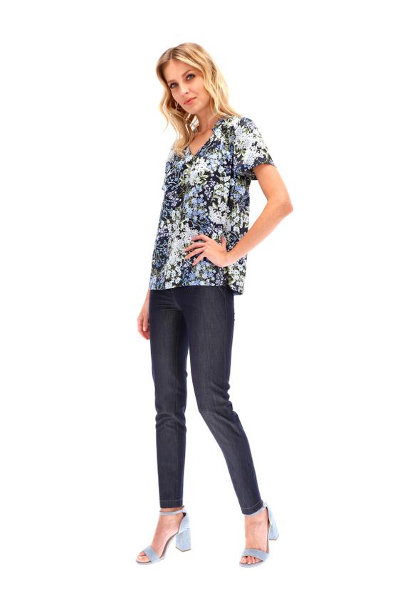 Delikatnie połyskująca bluzka w niebieskie kwiaty