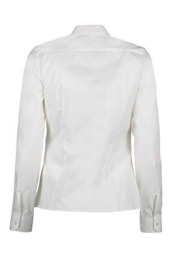 Biała koszula z klasycznym kołnierzykiem