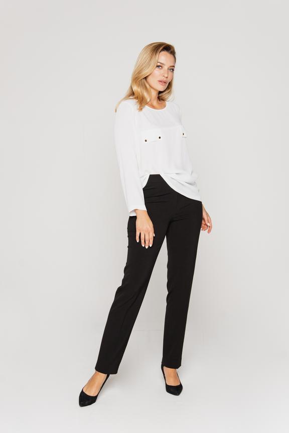 Biała bluzka z ozdobnymi patkami imitującymi kieszenie