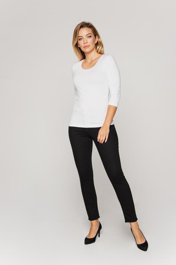 Biała dzianinowa bluzka z okrągłym dekoltem