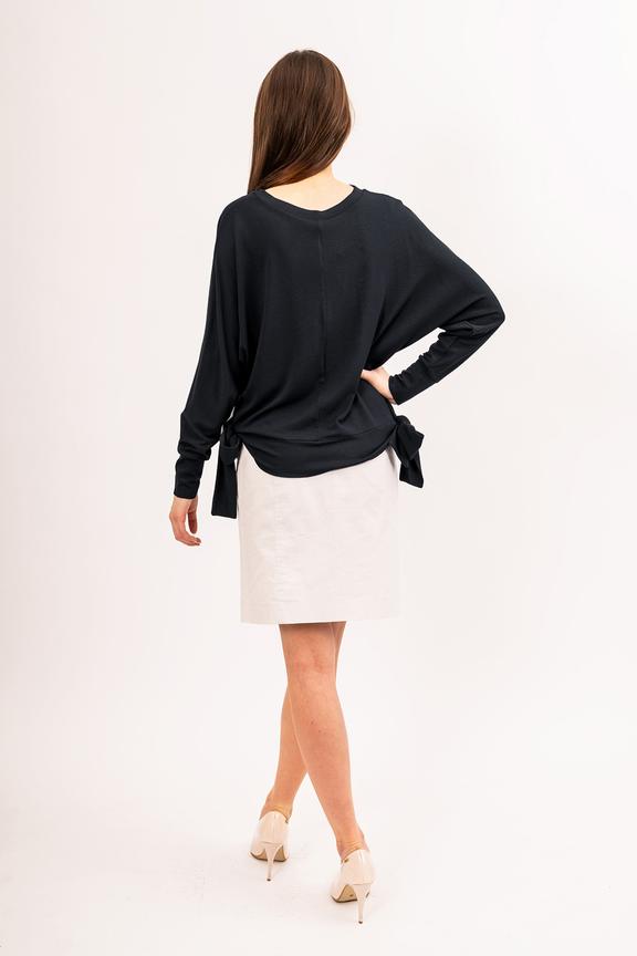 Czarna wiskozowa bluzka z wiązaniami na biodrach