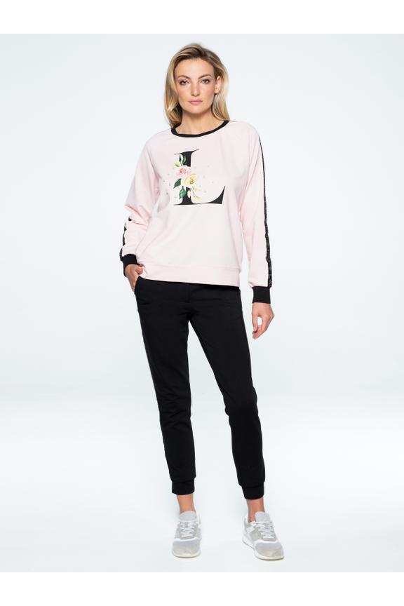 Jasnoróżowa bluza z kwiatowym motywem i perełkami