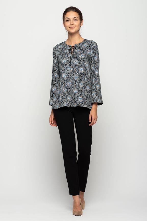 Bluzka w etniczne wzory z wiązaniem na dekolcie