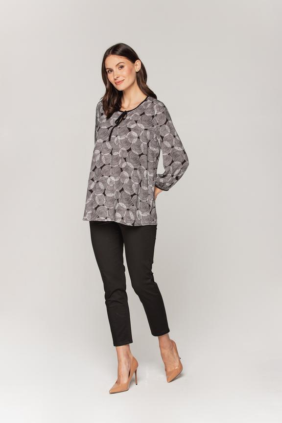 Bluzka z łezką i tasiemką przy dekolcie