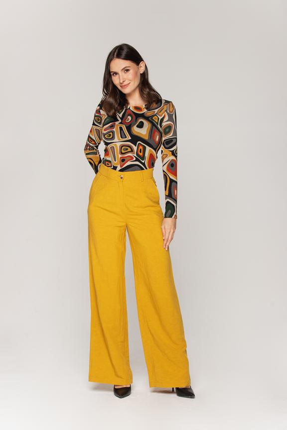 Fitted knitted blouse with long sleeves