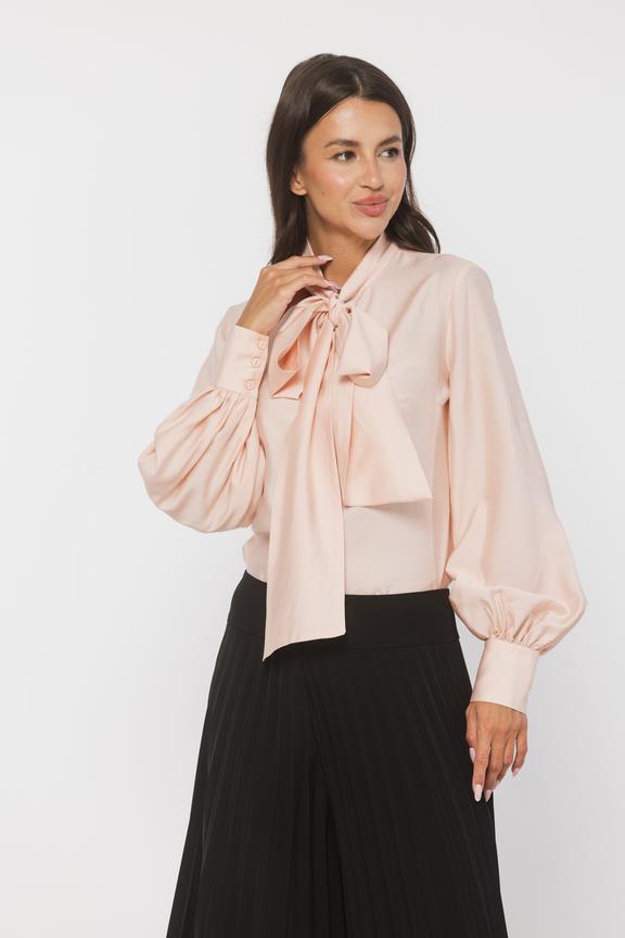 Elegancka pudrowa bluzka z wiązaną kokardą