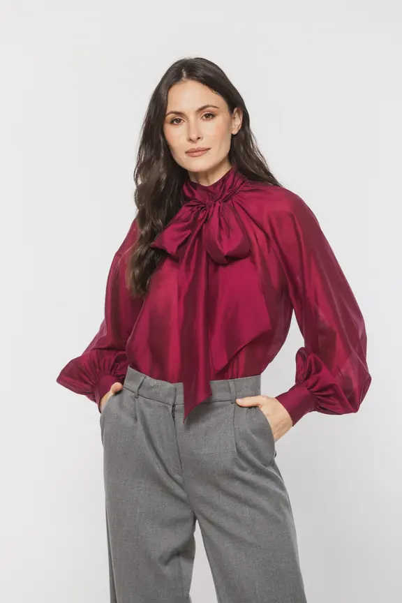Bordowa stylowa bluzka z ozdobnym wiązaniem i bufiastym rękawem