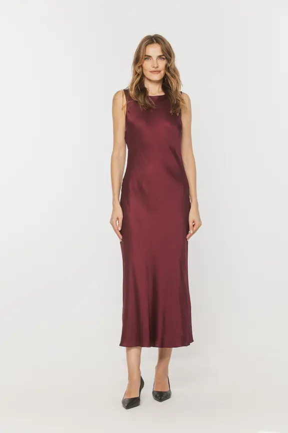 Bordowa satynowa sukienka midi z okrągłym dekoltem