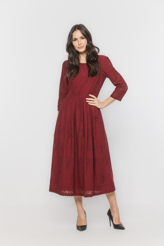 Bordowa wizytowa sukienka z matowej bawełnianej koronki