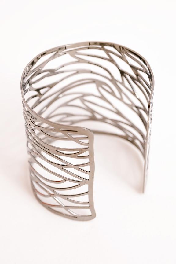 Ażurowa bransoletka w kolorze ciemnego srebra