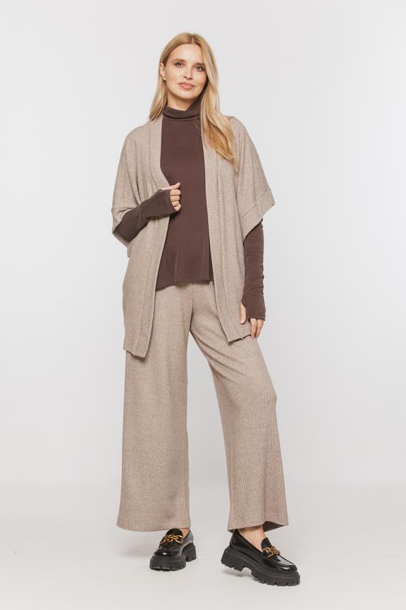 Brązowy golf o luźnym kroju z dopasowanym rękawem