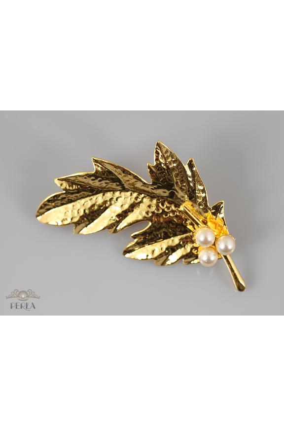 Pozłacana broszka z ozdobnymi perełkami
