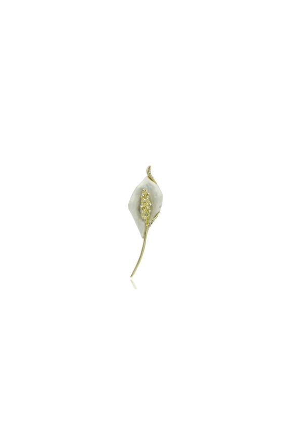 An elegant gold brooch in the shape of a calla lily set with cubic zirconia