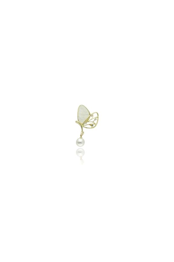 An elegant gold butterfly brooch with a pearl and cubic zirconia