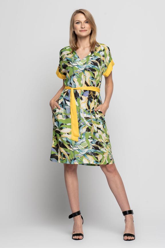 Kolorowa sukienka z szarfą i pęknięciem przy dekolcie