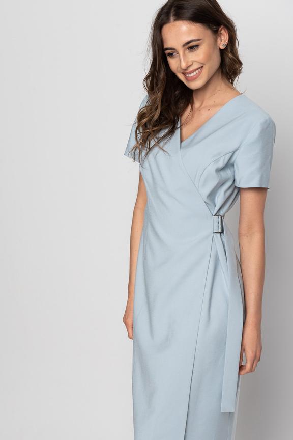 Błękitna prosta sukienka z klamrą i krótkim rękawem.