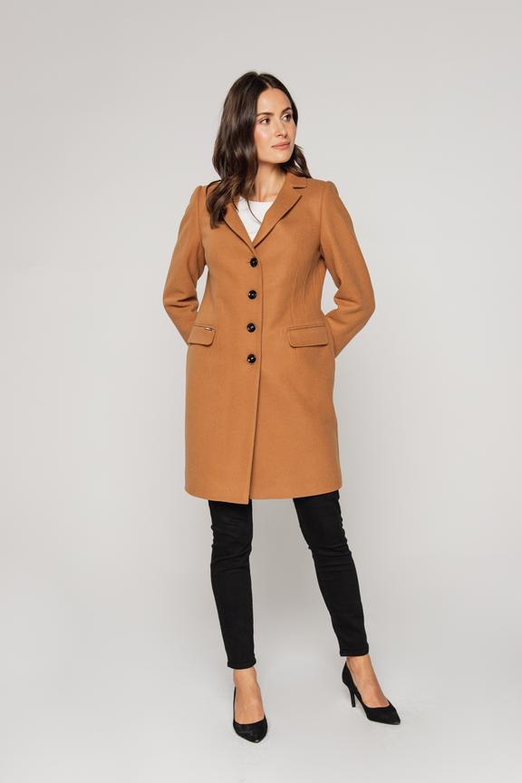 Kamelowy płaszcz damski zapinany na guziki