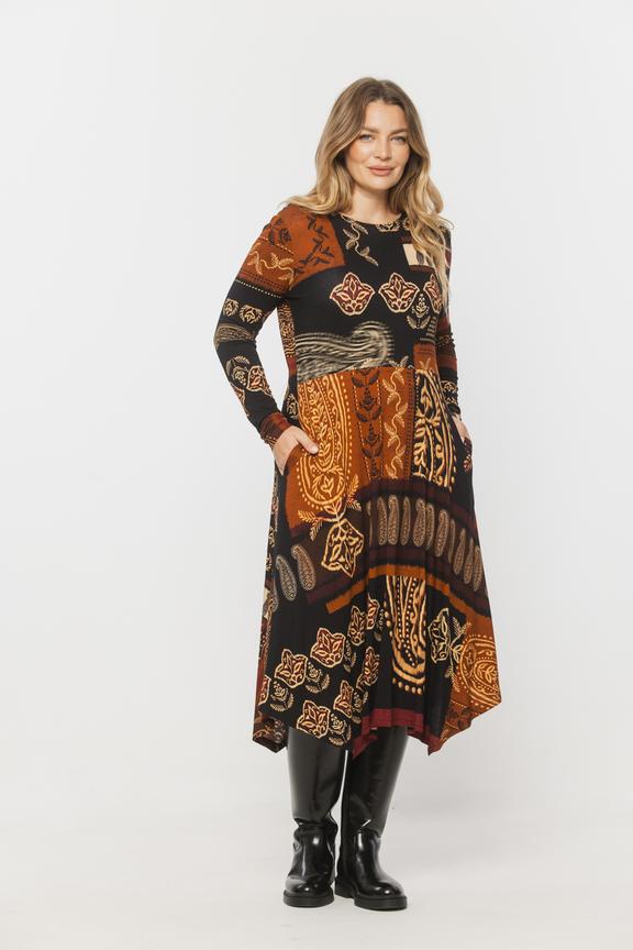 Codzienna sukienka z dzianiny w brązowej tonacji