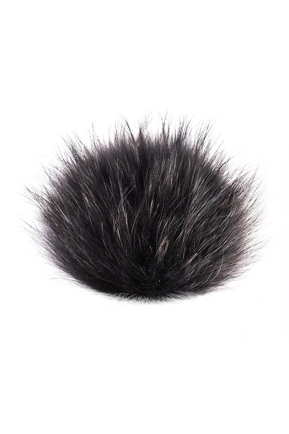 Elegant women's cap with pompom