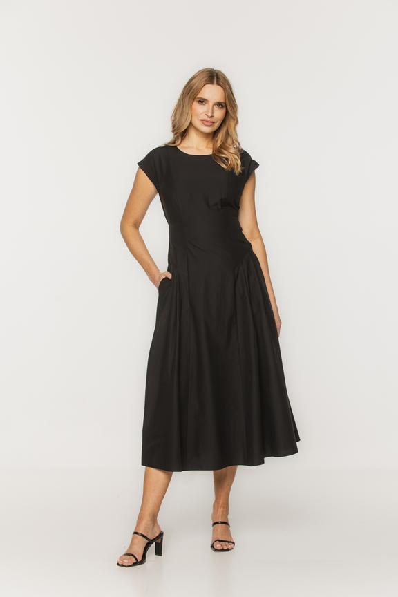 Czarna bawełniana sukienka midi podkreślająca talię