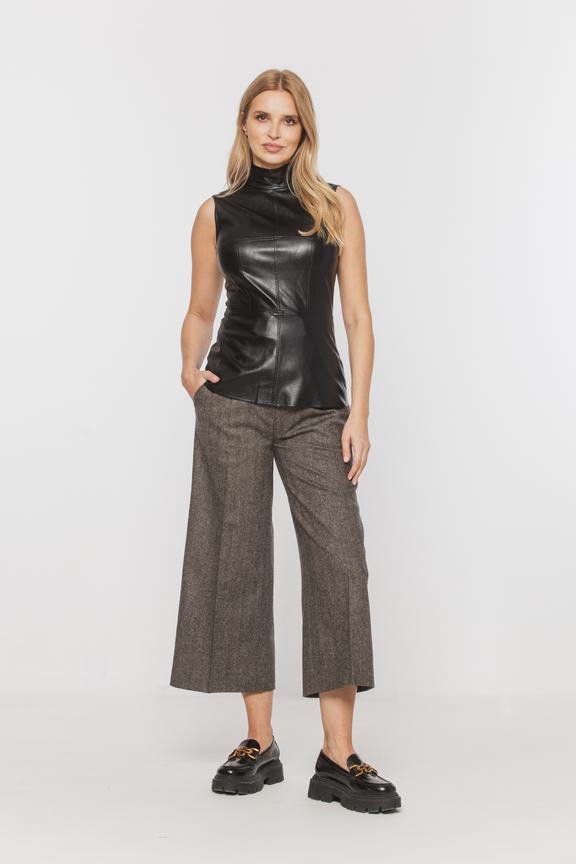 Czarna bluzka bez rękawa ze skóry ekologicznej