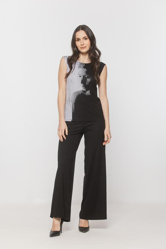 Czarna dzianinowa bluzka z nadrukiem o dopasowanym fasonie