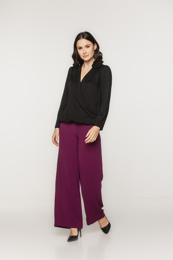 Czarna elegancka bluzka z odpinanym kwiatem